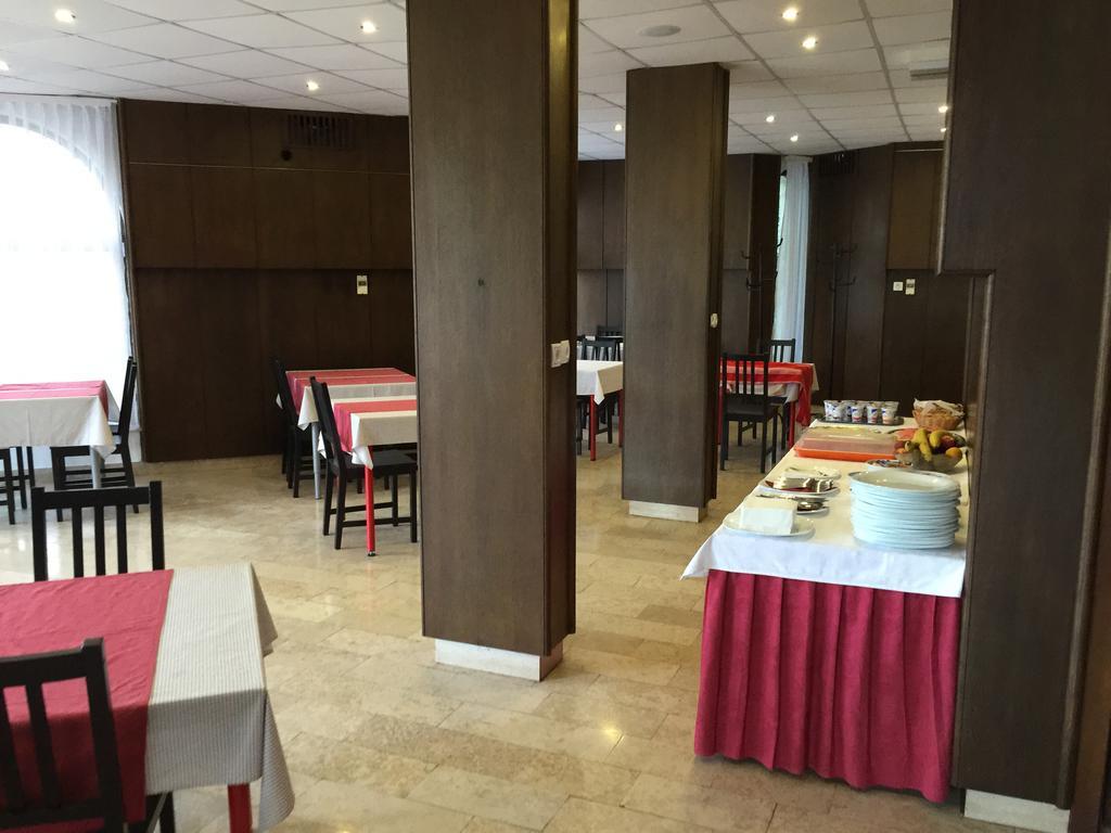 נובי ווינודולסקי Hotel Ruza מראה חיצוני תמונה
